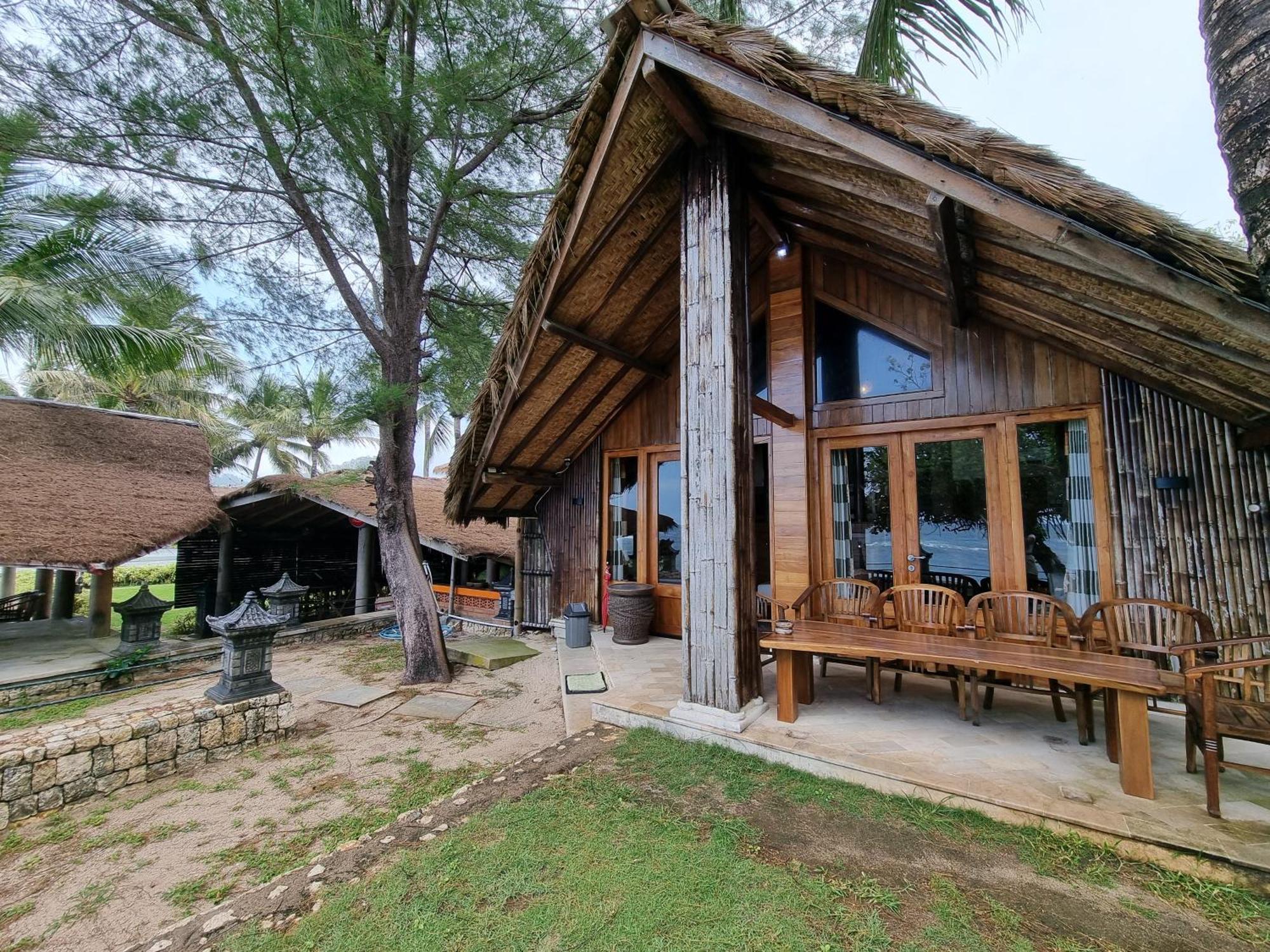 Istana Ombak Eco Resort Pacitan Exterior photo