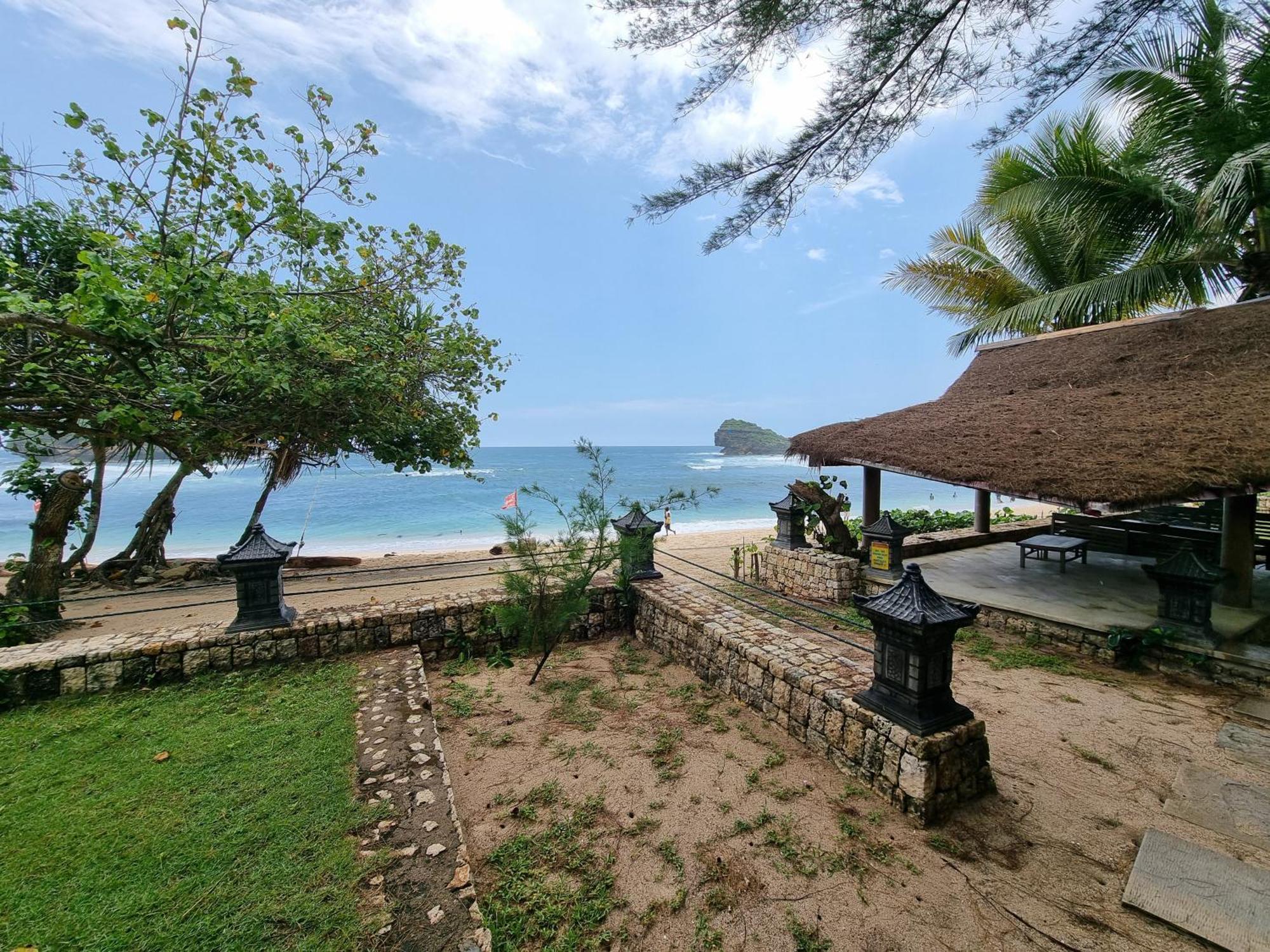 Istana Ombak Eco Resort Pacitan Exterior photo