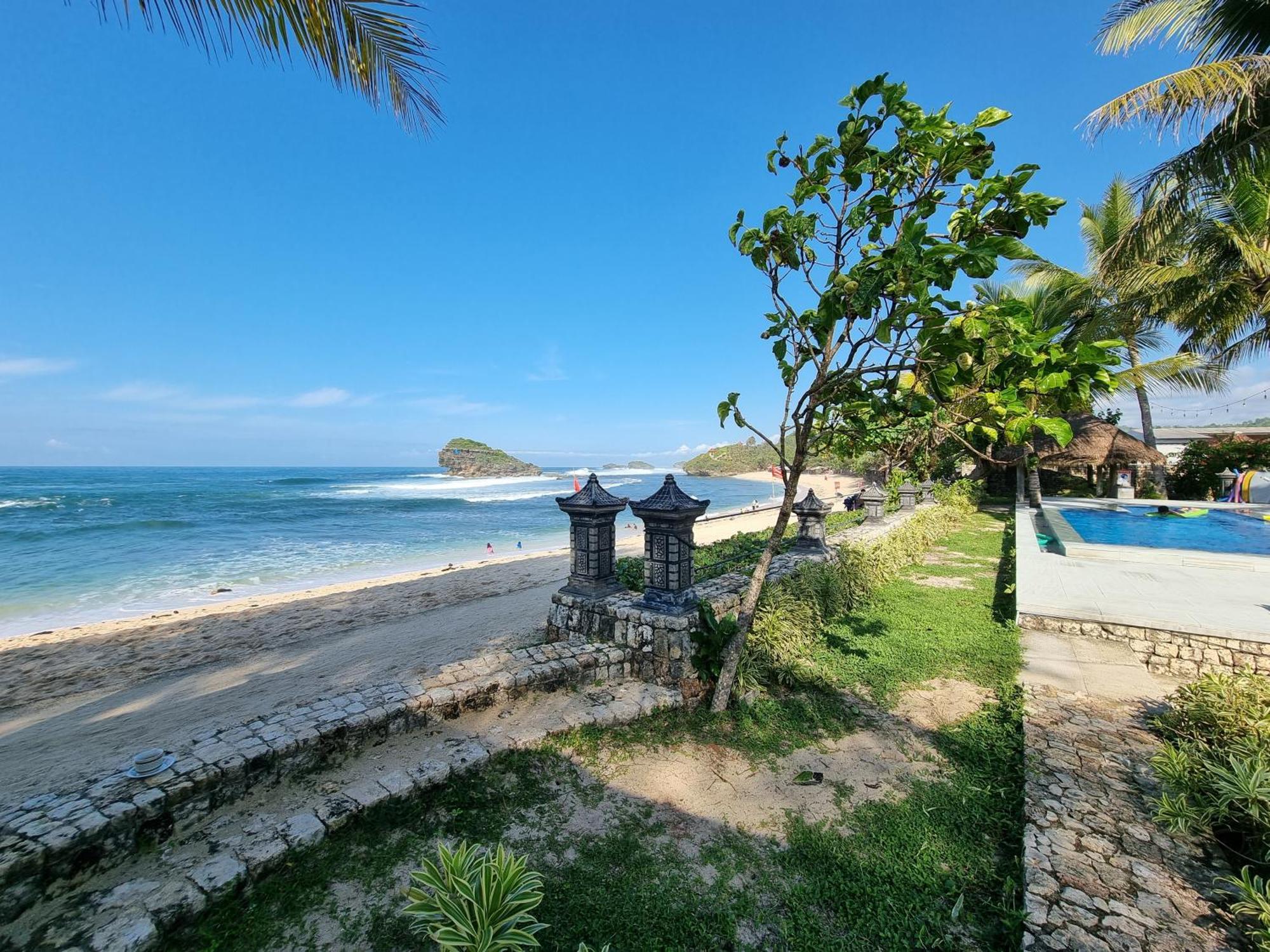 Istana Ombak Eco Resort Pacitan Exterior photo